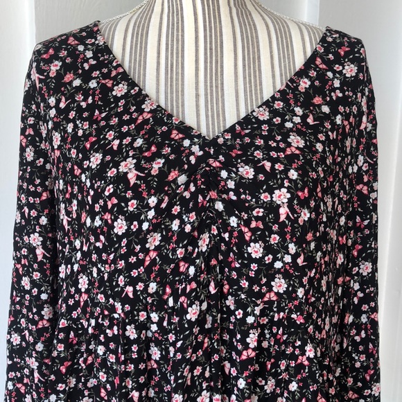 Love & Legend Floral Top - Picture 2 of 11